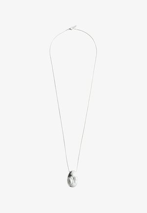Collana d'argento con catena sottile e ciondolo ovale con tre forme ovali in rilievo di dimensioni diverse.