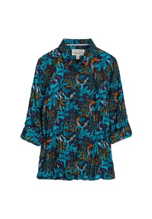 Blusa floral en azul oscuro, con un vibrante patrón de hojas en turquesa y naranja. Presenta un cuello y un cierre de botones en la parte delantera, con mangas cortas.