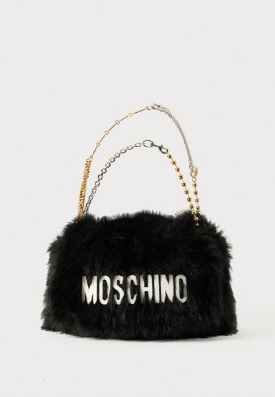 Borsa a tracolla in finta pelliccia nera con catene d'oro e argento. Presenta il logo "MOSCHINO" in bianco sul davanti. Texture morbida e forma rettangolare.