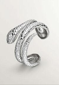 Pulsera de plata en forma de serpiente con un patrón texturizado y escamoso. El diseño presenta extremos curvados y un interior pulido para mayor comodidad.
