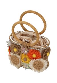 Geflochtene Korbtasche mit beige gefüttertem Stoff, geschmückt mit mehrfarbigen Blumenverzierungen und zwei gedrehten Griffen. Silberne Beschläge.