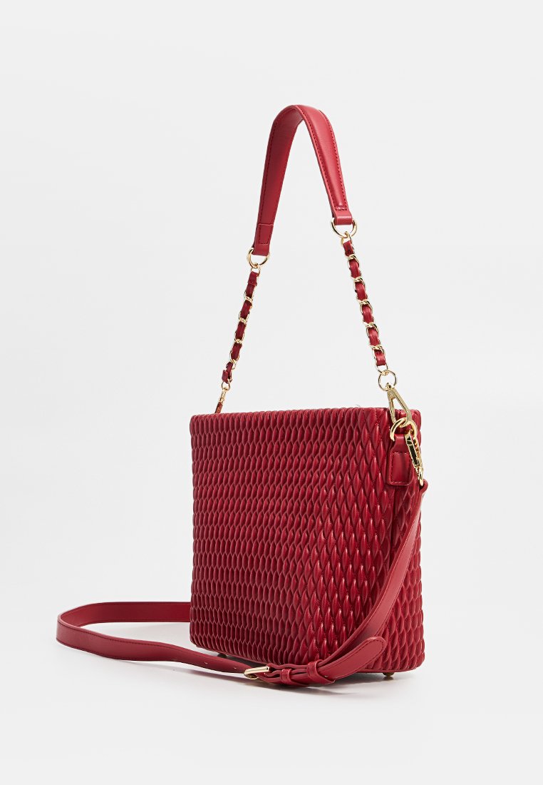 Rote Leder-Schultertasche mit gestepptem Muster, goldfarbenen Beschlägen und abnehmbarem Kettenriemen. Rechteckige Form, glatte Textur.