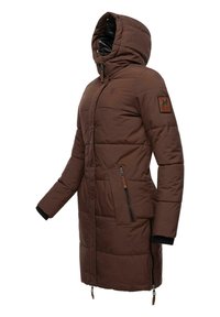 Bruine gewatteerde parka met een capuchon, voorzien van ritssluitingen aan de zijkanten, een logo-patch op de mouw en geribbelde manchetten voor extra warmte.