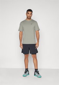 Nike Performance HYVERSE - T-skjorte til trening - dark stucco/black