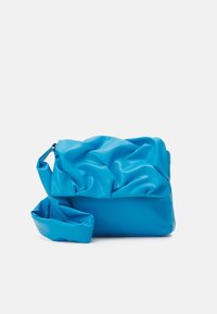 Borsa a tracolla sintetica blu testurizzata con design stropicciato e tracolla regolabile. Presenta una chiusura con zip e una finitura liscia.
