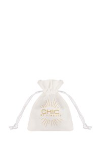 Petite pochette en tissu blanc avec fermeture à cordon. Présente un logo imprimé en or "CHIC BY LIRETTE" et un design de lignes rayonnantes.