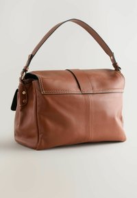 Borsa a tracolla in pelle marrone con un design strutturato, manico corto, pattina superiore e dettagli di cucitura bianca a contrasto. Texture liscia, forma rettangolare.