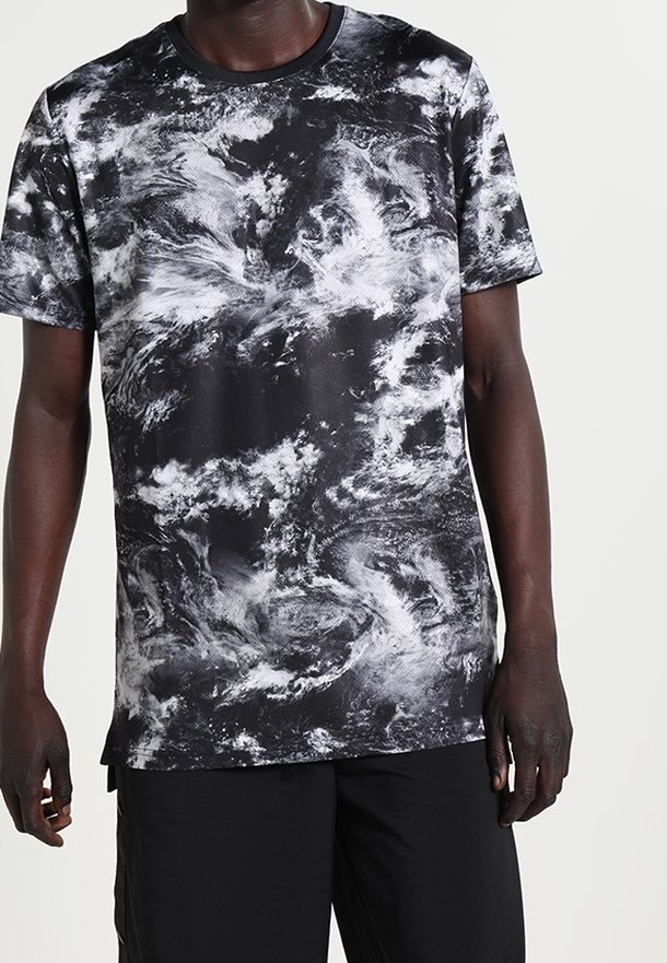 T-shirt med kort ärm i svart med grå abstrakta virvlar, tillverkad av andningsbart tyg. Rund halsringning och avslappnad passform. Matchas med svarta shorts.