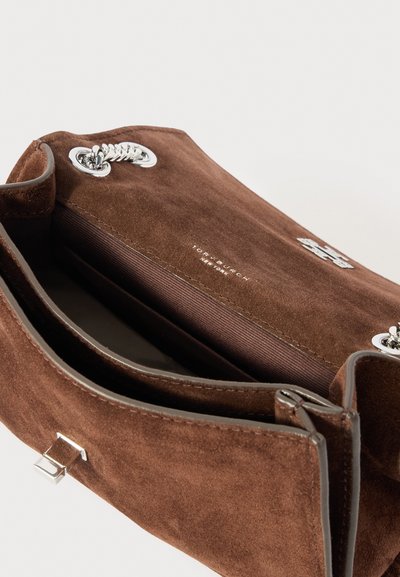 Borsa in suede marrone con hardware argentato, tasca con zip e logo. Presenta un interno spazioso diviso da una fodera in tessuto.