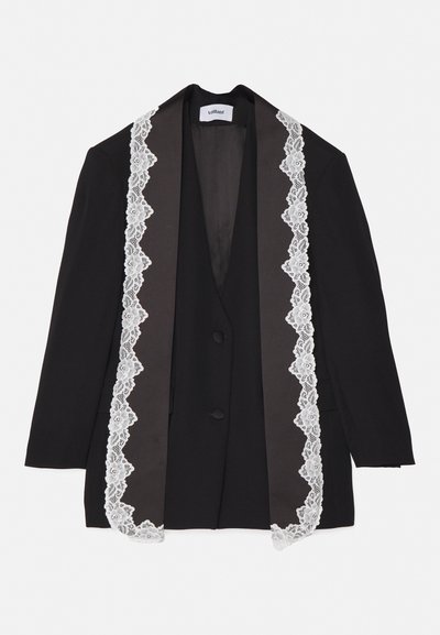 Zwarte blazer met een satijnen revers, versierd met witte kantafwerking langs de voorranden. Bevat twee knopen en een diepe V-hals.