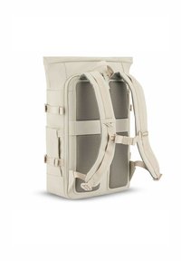 Béžový batoh s rolovacím víkem, polstrovaným mřížkovým zadním dílem, nastavitelnými popruhy a bočními sponami. Disponuje hladkým povrchem a strukturovaným designem.