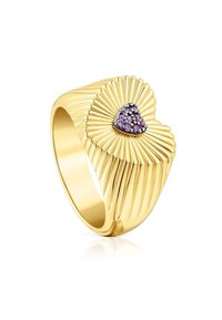 Anello placcato oro con un design a ventaglio scanalato e un cluster a forma di cuore di pietre viola e nere al centro. Finitura liscia.