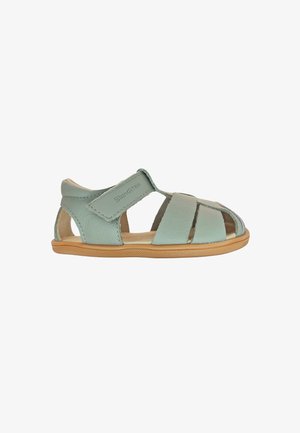 Sandale en cuir vert clair pour enfant avec semelle en caoutchouc beige et bride en Velcro étiquetée "Blanditos" sur le côté.