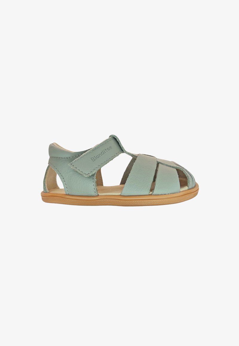 Sandale en cuir vert clair pour enfant avec semelle en caoutchouc beige et bride en Velcro étiquetée "Blanditos" sur le côté.