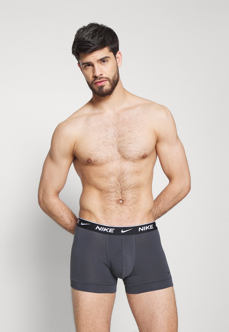 Herren Unterhosen | Nike Underwear DAY TRUNK 3 PACK Panties off white/grey/bordeaux/offwhite - VP85507 Herren Unterhosen | Nike Underwear DAY TRUNK 3 PACK Panties off white/grey/bordeaux/offwhite - VP85507