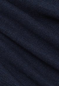 Navyblauer gestrickter Stoff mit einer strukturierten, gerippten Oberfläche. Weiches, mittelschweres Material mit einer glatten und leicht dehnbaren Oberfläche.