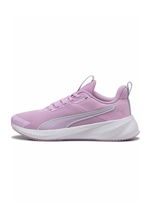 Sneaker sportiva viola chiaro con tomaia in mesh, suola bianca imbottita, dettaglio della striscia laterale e linguette sulla lingua e sul tallone.