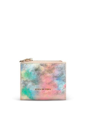 Pequeña cartera rectangular con cremallera dorada, patrón abstracto multicolor en tonos pastel y texto "ALMA EN PENA" en dorado en el centro frontal.