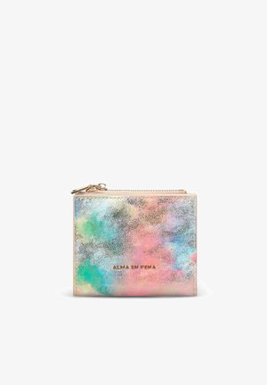 Pequeña cartera rectangular con cremallera dorada, patrón abstracto multicolor en tonos pastel y texto "ALMA EN PENA" en dorado en el centro frontal.