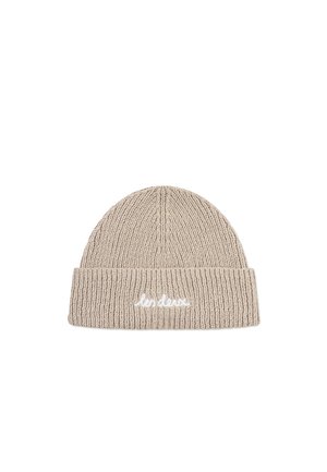 Beige gestrickte Mütze mit Rippstruktur und umgeschlagenem Bündchen, mit weißem, gesticktem Text "les deux" auf der Vorderseite.