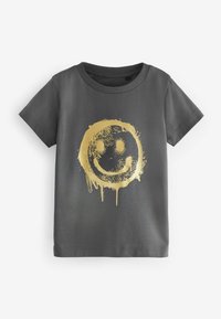 Hallide hall kassane särgid, millel on keskel kuldne tilkuv naerunägu graafika. Lühikesed varrukad ja ümmargune kaelus.