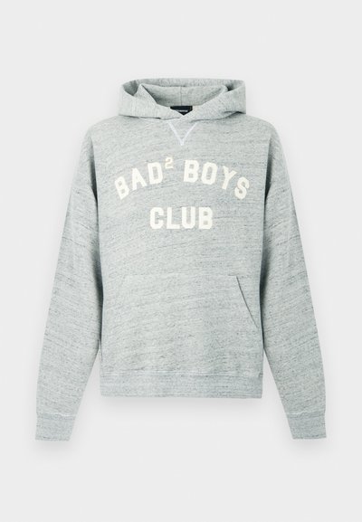 Felpa grigia chiara con cappuccio, tasca frontale e testo bianco "BAD² BOYS CLUB" sul petto.