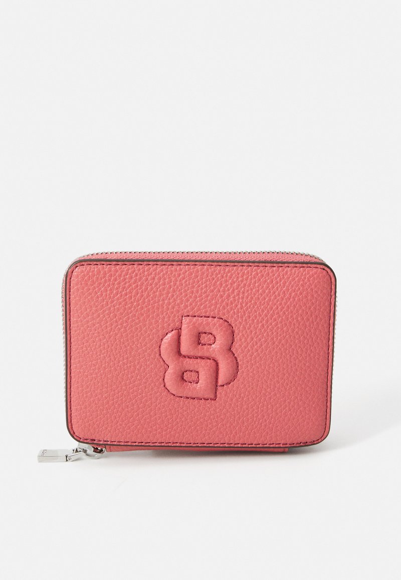 Ροζ δερμάτινο πορτοφόλι με υφή, κλείσιμο με φερμουάρ και ανάγλυφο λογότυπο διπλού 'B' μπροστά. Συμπαγές ορθογώνιο σχήμα.