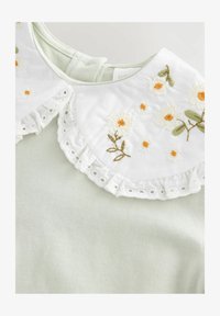 Nevybráno, green flower embroidery