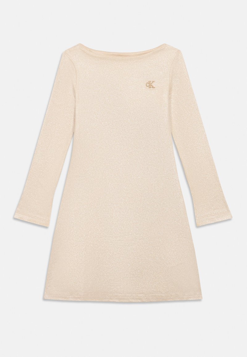 Μακρυμάνικο φόρεμα σε ανοιχτό μπεζ με διακριτική λάμψη. Έχει σχήμα μπαούλας και ένα μικρό λογότυπο CK στην επάνω αριστερή γωνία. Μαλακό, υφασμάτινο ύφασμα.
