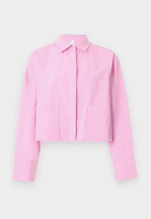 Κοντομάνικο ροζ πουκάμισο από ελαφρύ ύφασμα, με γιακά και δύο μπροστινές τσέπες, μακριά μανίκια και κούμπωμα με κουμπιά.