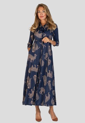 Navyblaues langes Kleid mit 3/4-Ärmeln, das ein beige Leopardenmuster aufweist. Es hat seitliche Taschen und einen Kragen.