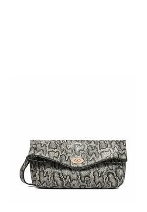 Torba kopertówka z czarnym i szarym wzorem skóry węża, z klapą złożoną na połowę, zamknięciem na przekręcanie i krótkim paskiem na nadgarstek na białym tle.