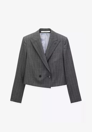 Szary żakiet w prążki, skrócony, z dwoma guzikami, wyrazistymi klapami i pojedynczą kieszenią na piersi; wykonany z gładkiego materiału o lekko teksturowanym wykończeniu.