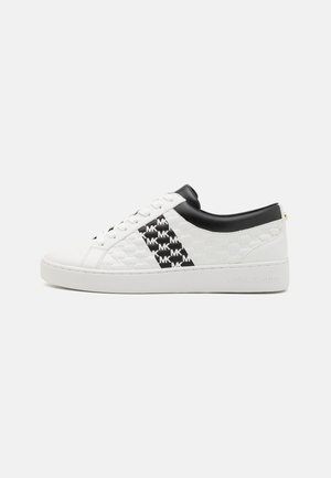 Sneaker bianche in pelle con accenti neri, caratterizzate da un logo MK a fantasia e una superficie testurizzata. Punta tonda, chiusura con lacci, suola piatta.