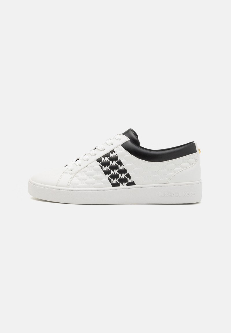 Sneaker bianche in pelle con accenti neri, caratterizzate da un logo MK a fantasia e una superficie testurizzata. Punta tonda, chiusura con lacci, suola piatta.