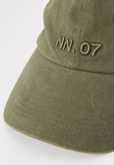 Olivgrüne Baumwollmütze mit gesticktem Schirm, strukturiertem Stoff und gesticktem "NN. 07"-Detail an der Vorderseite.