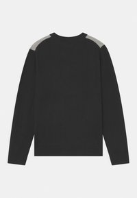 Maglione nero a maniche lunghe con scollatura tonda e dettagli grigi sulle cuciture delle spalle. Tessuto morbido con vestibilità classica.