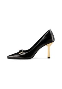 Scarpa nera in vernice con tacco alto e punta affilata, caratterizzata da un accento dorato su una cinghia curva e un sottile tacco a stiletto dorato.