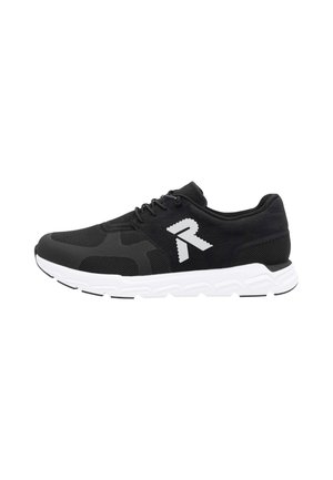 Chaussure de sport noire avec une tige en mesh et un collier rembourré, dotée d'une semelle blanche et d'un accent de logo sur le côté. Design léger pour un confort optimal.