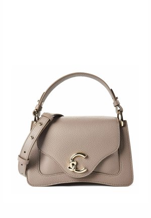 Borsa a mano in pelle testurizzata color taupe con manico superiore, tracolla regolabile e chiusura dorata a forma di lettera C stilizzata.