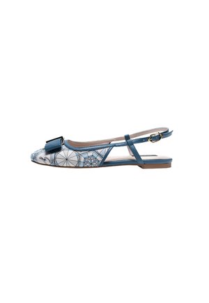 Ballerine bleu à bride arrière avec un tissu à motifs géométriques, bout rond et un détail de nœud décoratif. Dispose d'un léger talon bas et d'une bride de cheville.