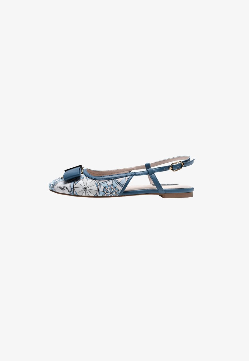 Pantofii plat cu spate albastru, dintr-un material cu un model geometric, cu vârful rotund și un detaliu decorativ sub formă de fundiță. Au un toc mic discret și curea pentru gleznă.