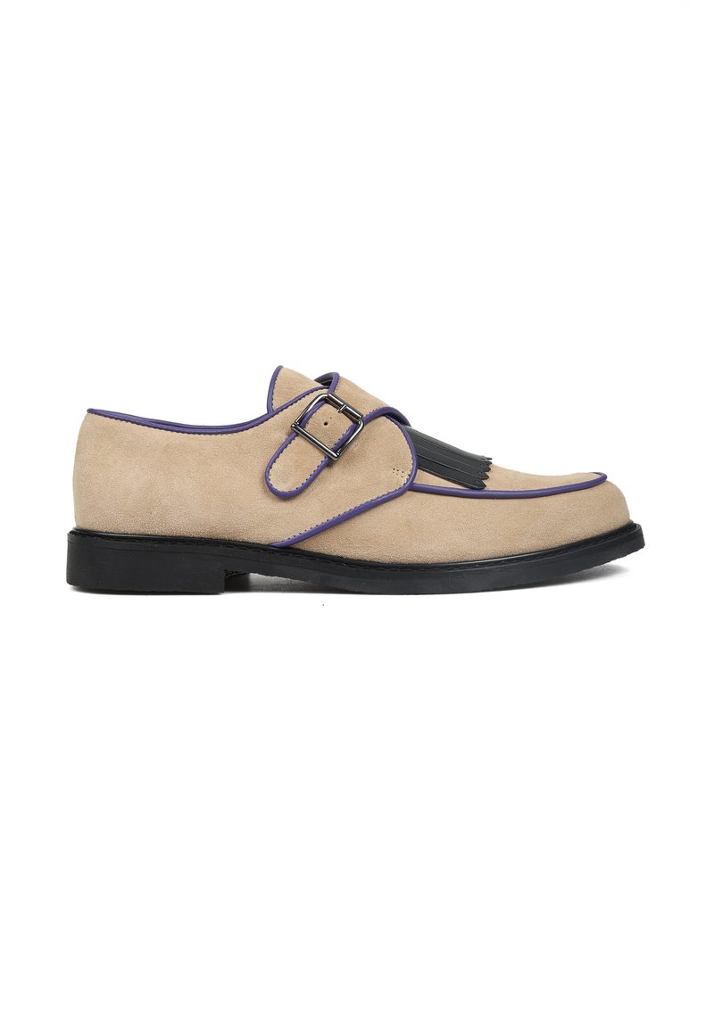 Beżowe zamszowe buty z czarnym akcentem i fioletowym wykończeniem. Posiadają klamrę oraz frędzle z przodu. Płaska czarna podeszwa, zaokrąglony czubek.