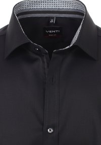 Zwarte langemouwen shirt met een slim fit ontwerp, voorzien van een patroon in de binnenkant van de kraag en een enkele zwarte knoop bij de hals.