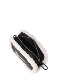 Bolsa preta com fecho éclair e acabamento em pelúcia sintética branca. Apresenta uma superfície texturizada, compartimentos duplos e um acesso para porta-chaves.