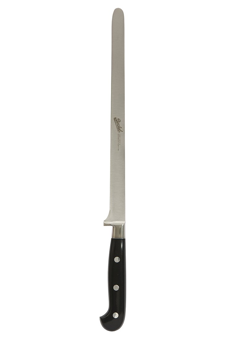 Cuchillo de pan largo de acero inoxidable con filo dentado, mango ergonómico negro y tres remaches metálicos.