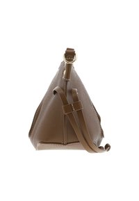 Sac à main triangulaire marron en matériau texturé, doté d'une fermeture éclair en haut, d'une bandoulière réglable et de détails en métal doré.