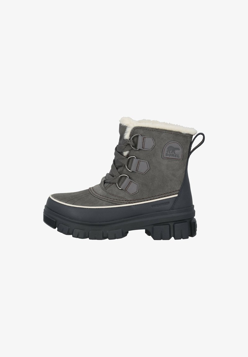 Bota de invierno gris impermeable con un acogedor cuello de piel, diseño con cordones, suela de goma y tejido texturizado con acentos blancos en contraste.