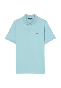 Lichtblauwe polo gemaakt van katoen, met een kraag, knoopsluiting met twee knopen en een geborduurd rood logo op de linkerkant van de borst.