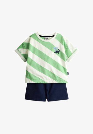 Kleinkind-Outfit mit grün-weiß diagonal gestreiftem Kurzarmhemd mit kleinem Dinosaurier und marineblauen Shorts.